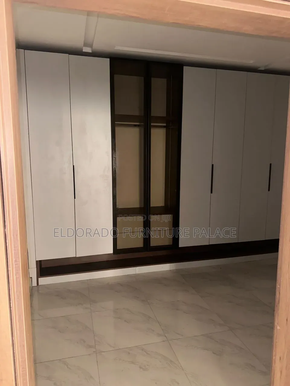 Morden Wooden Wardrobe With Middle Glass Profile Door