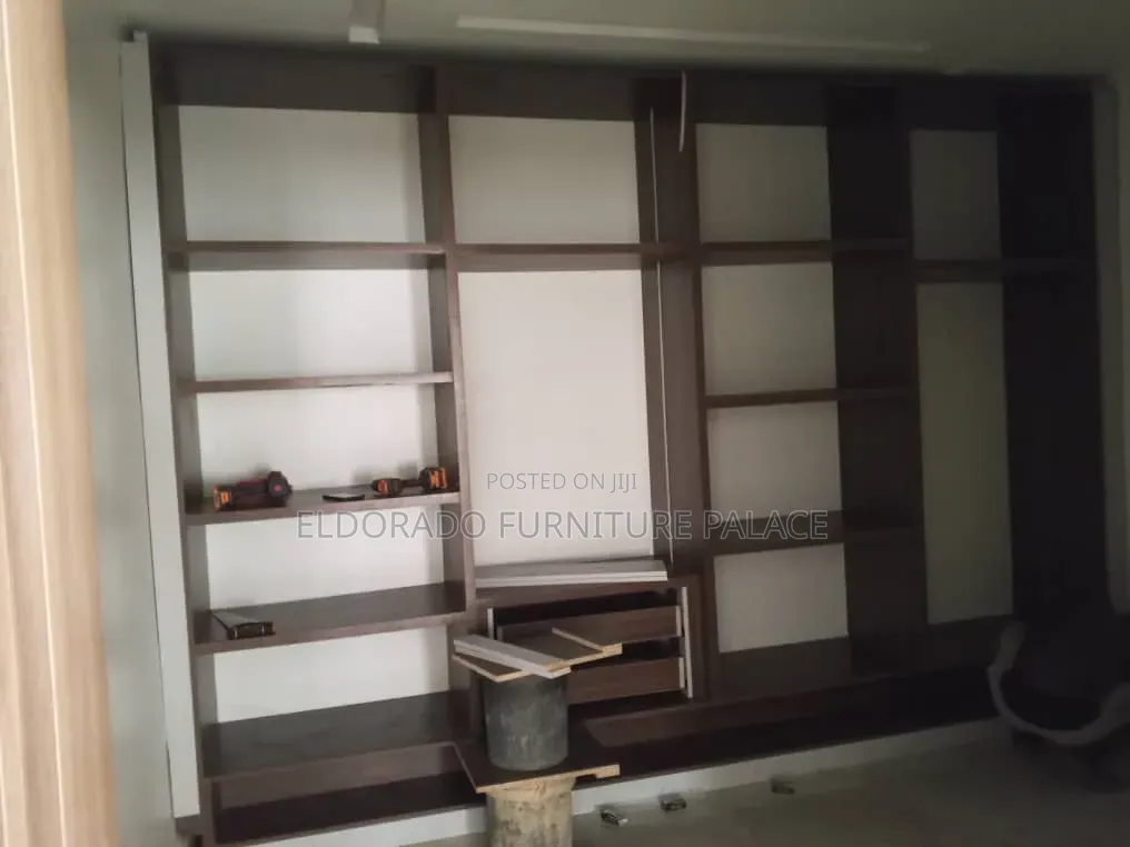 Morden Wooden Wardrobe With Middle Glass Profile Door