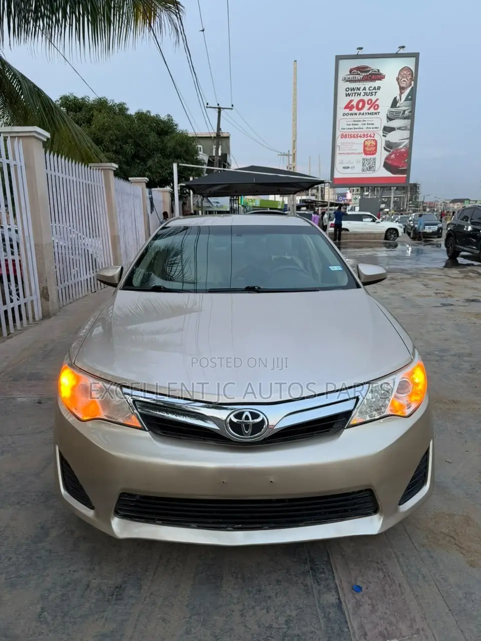 Toyota Camry LE 4dr Sedan (2.5L 4cyl 6A) 2012 Gold