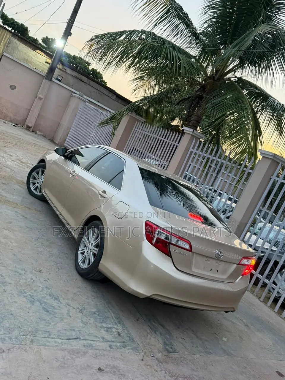 Toyota Camry LE 4dr Sedan (2.5L 4cyl 6A) 2012 Gold