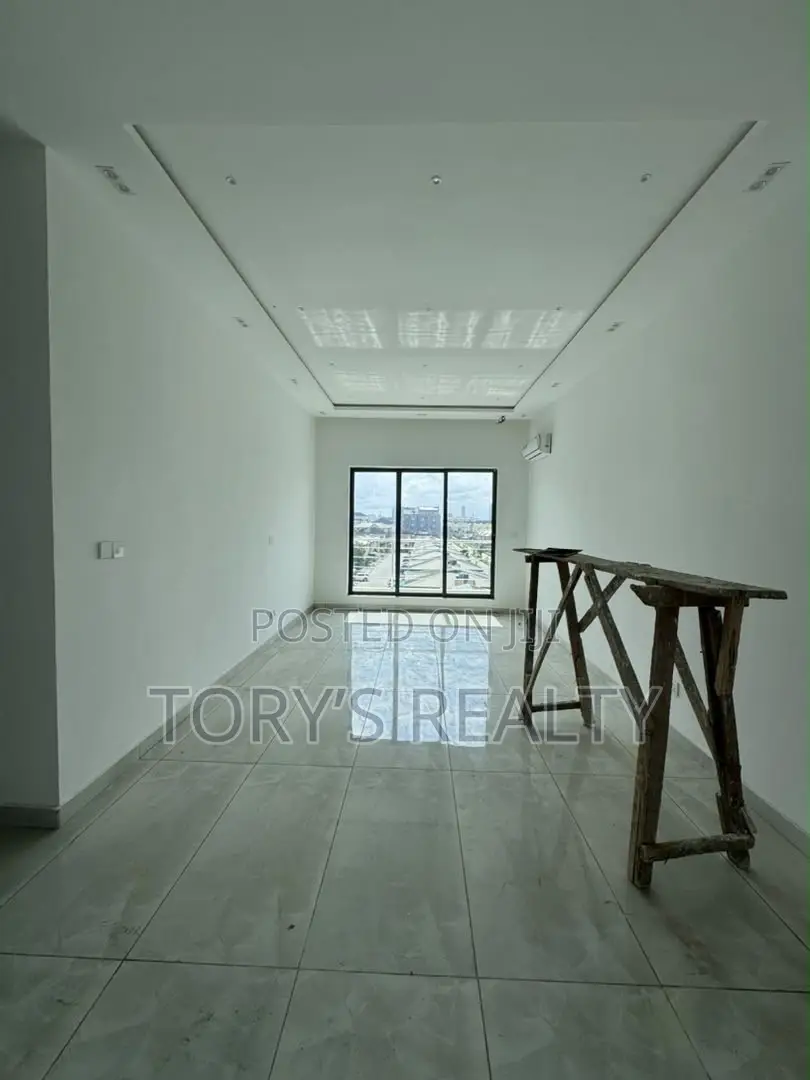 3bdrm Penthouse in Victoria Island Extension for sale