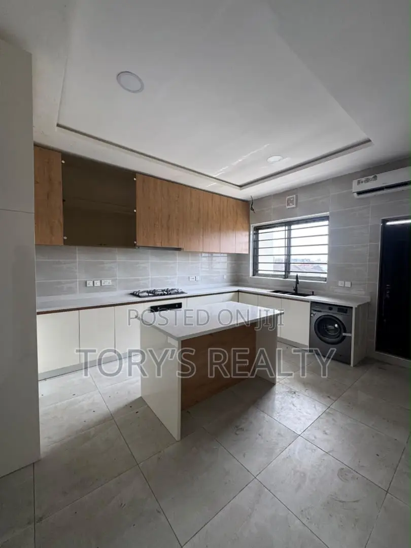 3bdrm Penthouse in Victoria Island Extension for sale
