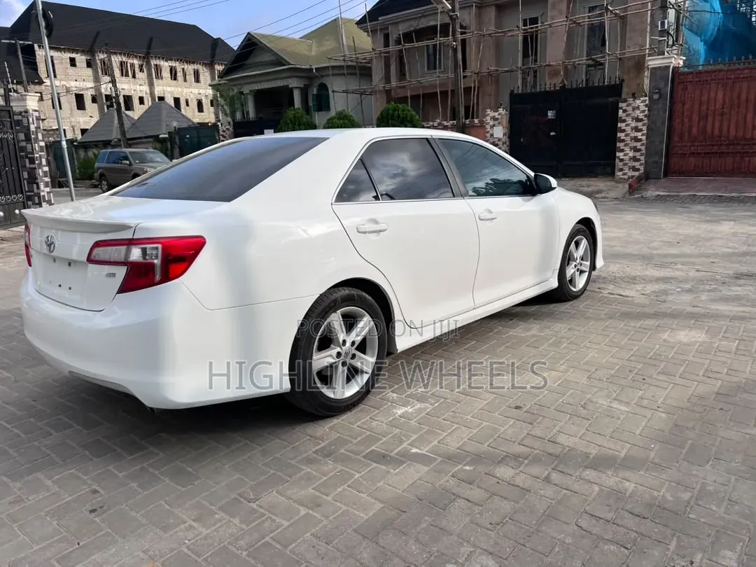 Toyota Camry SE 4dr Sedan (2.5L 4cyl 6A) 2012 White