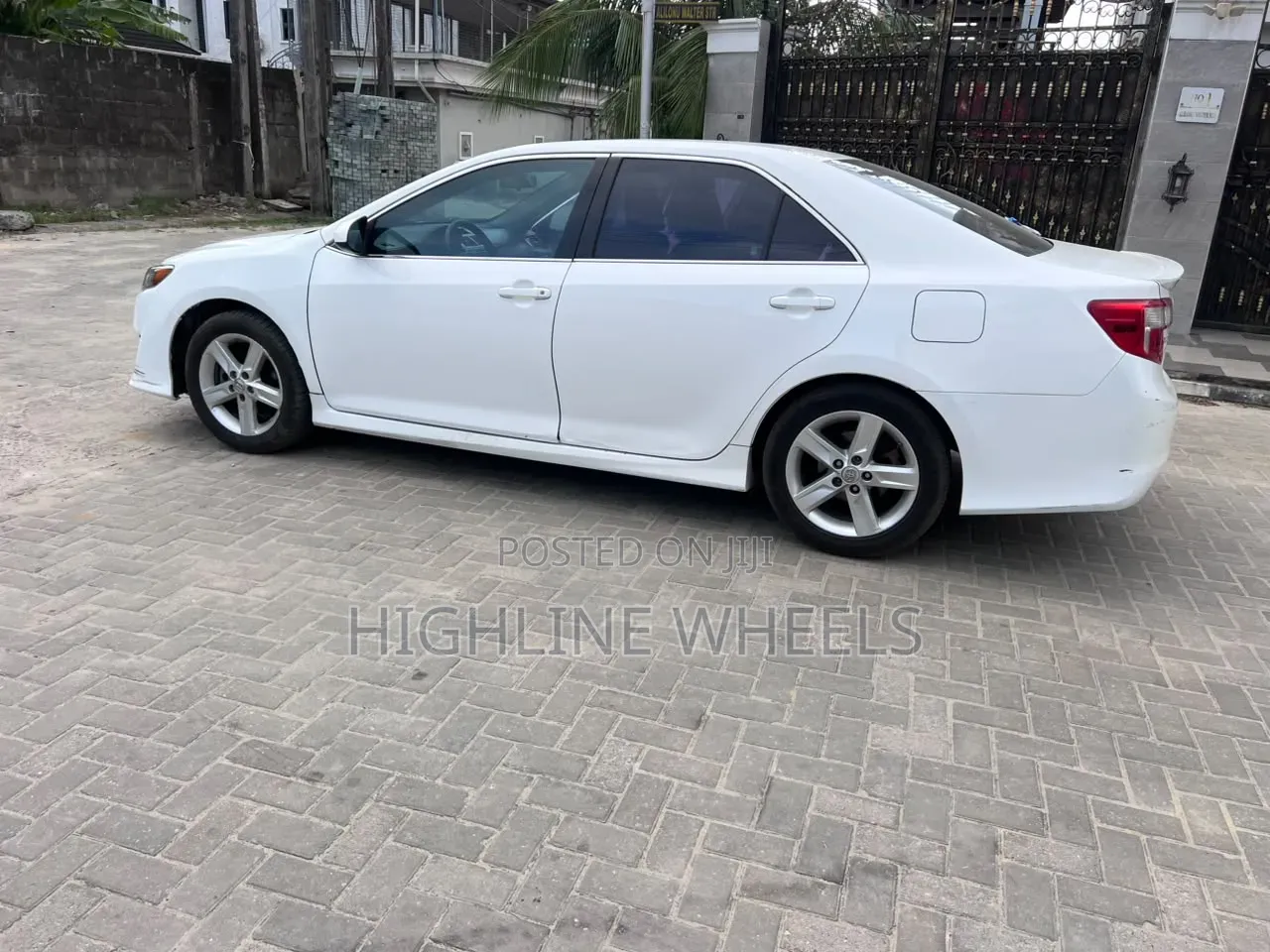 Toyota Camry SE 4dr Sedan (2.5L 4cyl 6A) 2012 White