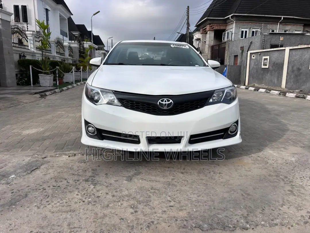 Toyota Camry SE 4dr Sedan (2.5L 4cyl 6A) 2012 White