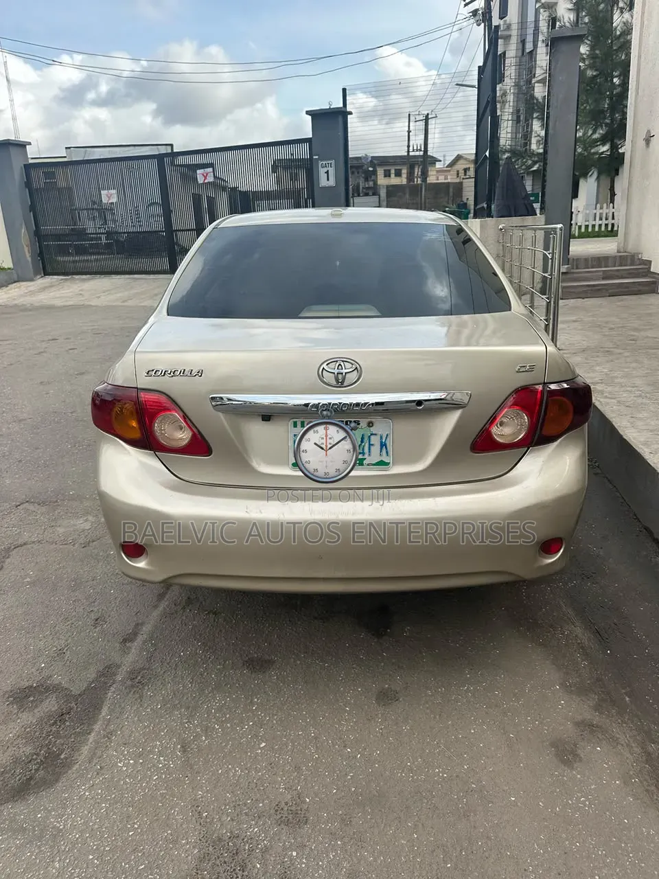 Toyota Corolla Base 4dr Sedan (1.8L 4cyl 5M) 2010 Gold