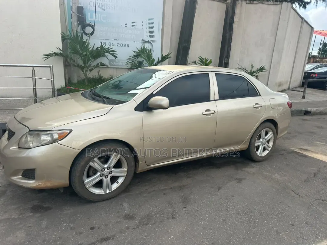 Toyota Corolla Base 4dr Sedan (1.8L 4cyl 5M) 2010 Gold