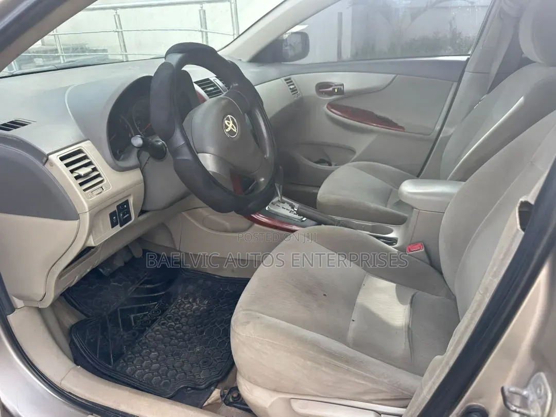 Toyota Corolla Base 4dr Sedan (1.8L 4cyl 5M) 2010 Gold