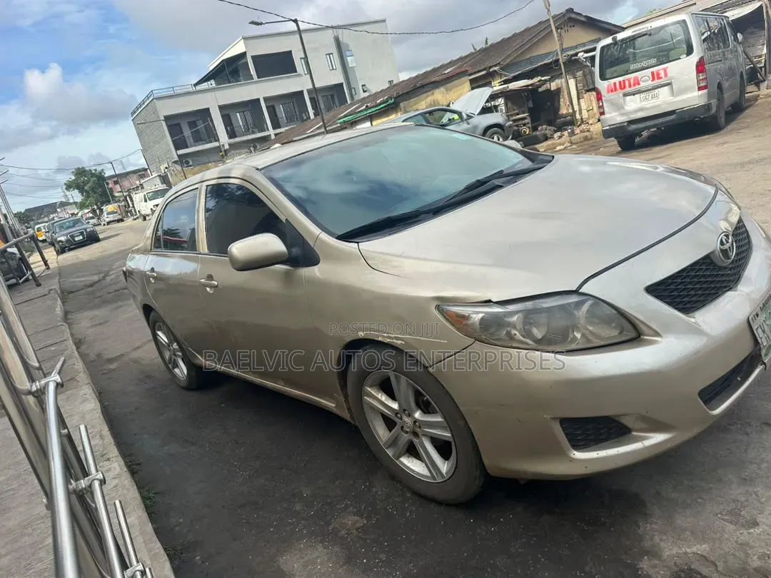 Toyota Corolla Base 4dr Sedan (1.8L 4cyl 5M) 2010 Gold