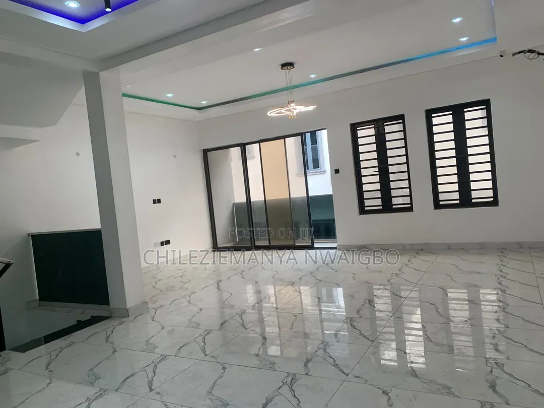 5bdrm Townhouse / Terrace in Ikate-Elegushi for rent
