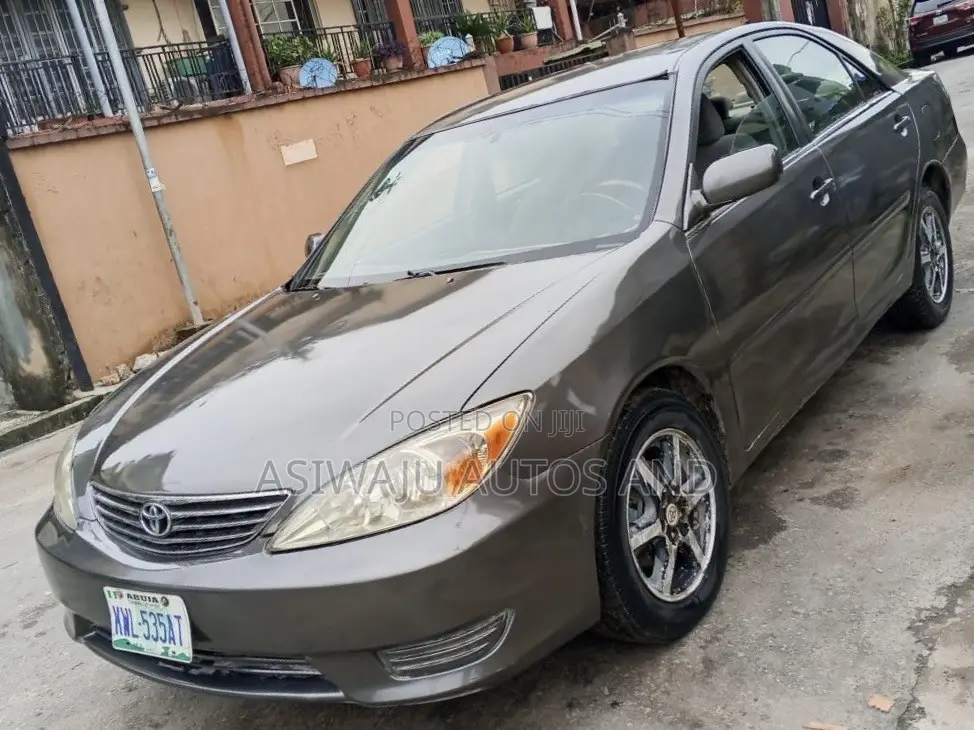 Toyota Camry LE 4dr Sedan (2.4L 4cyl 5A) 2005 Gray