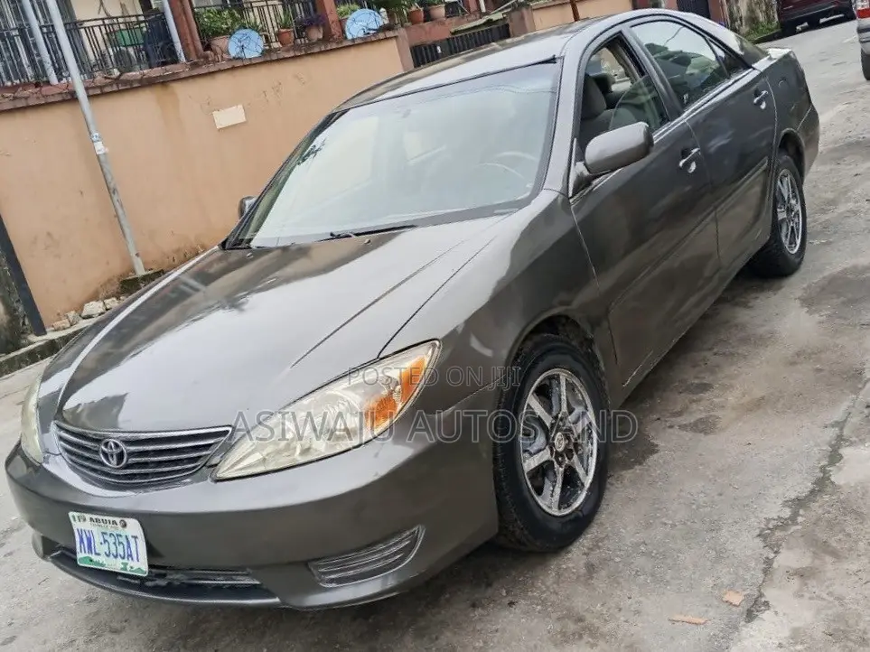 Toyota Camry LE 4dr Sedan (2.4L 4cyl 5A) 2005 Gray