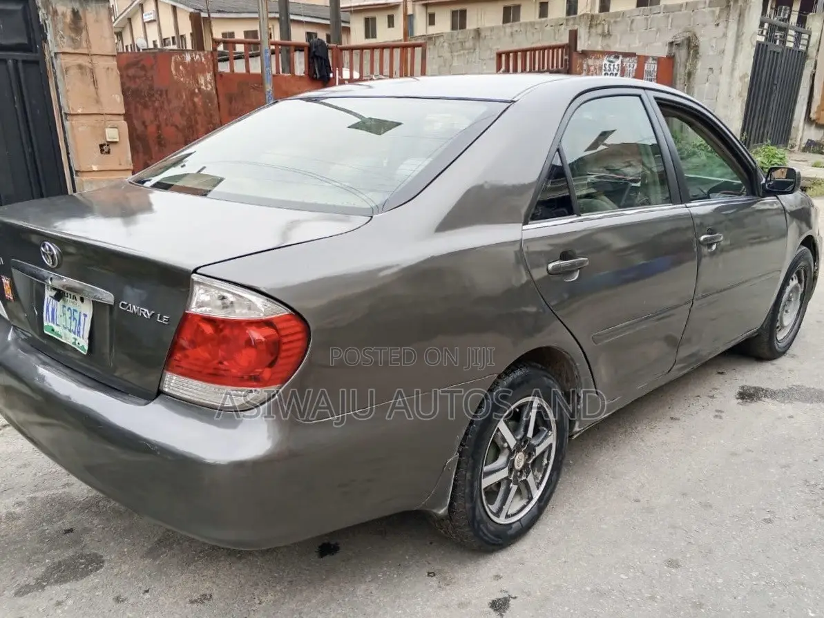 Toyota Camry LE 4dr Sedan (2.4L 4cyl 5A) 2005 Gray