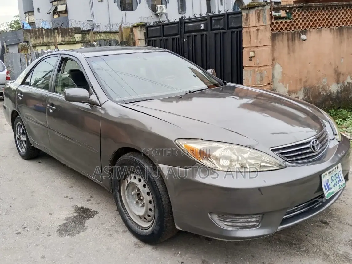 Toyota Camry LE 4dr Sedan (2.4L 4cyl 5A) 2005 Gray