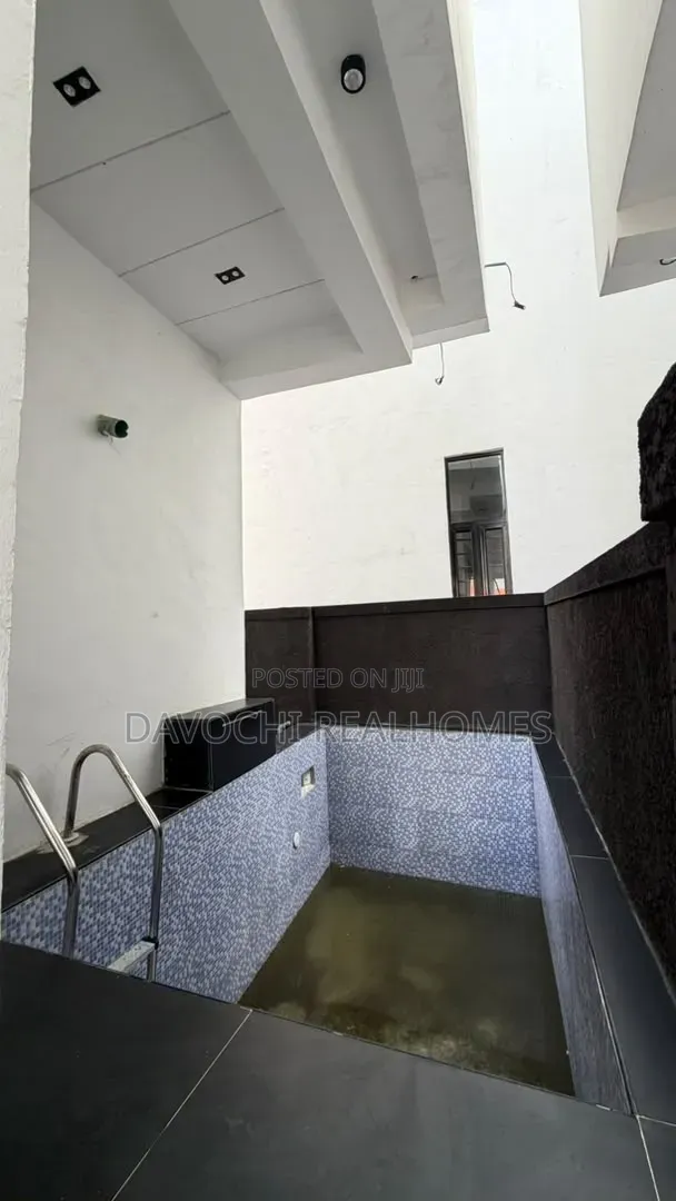 4bdrm Duplex in Ikota for sale