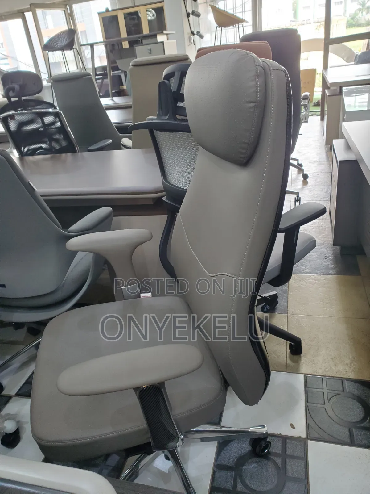 Eswivel Chair With Massage