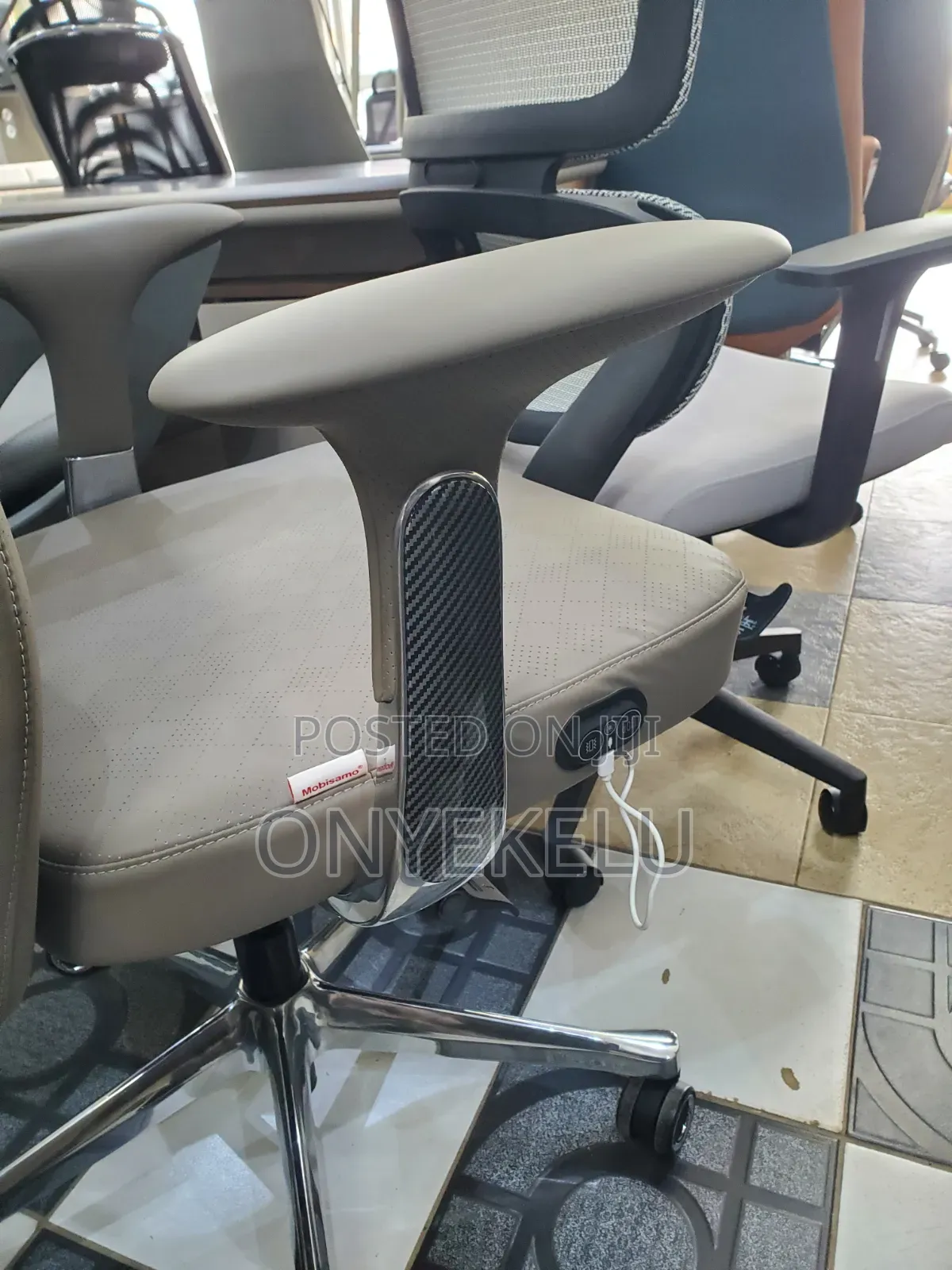 Eswivel Chair With Massage