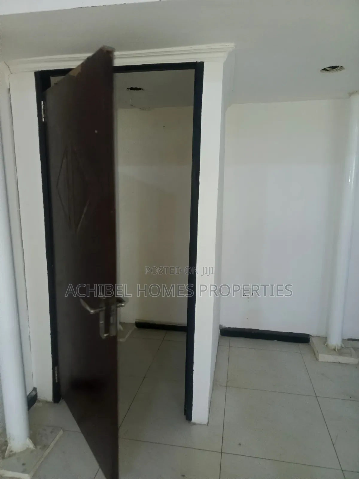 A 42 Square Meter Shop Space