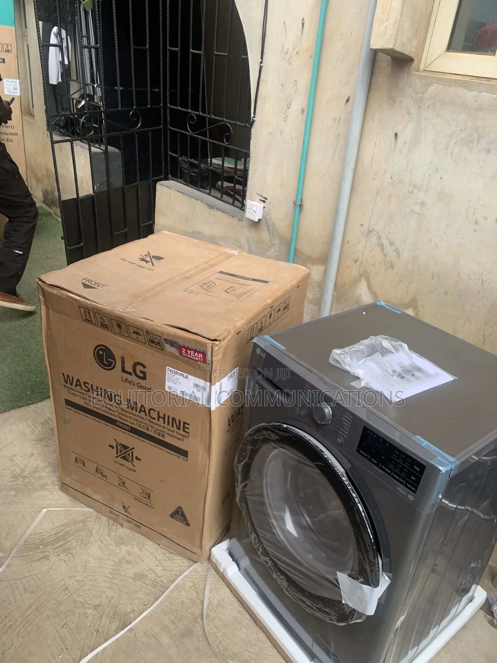 LG F4V3RYP6JE Convenient Automatic 10.5KG Washing Machine