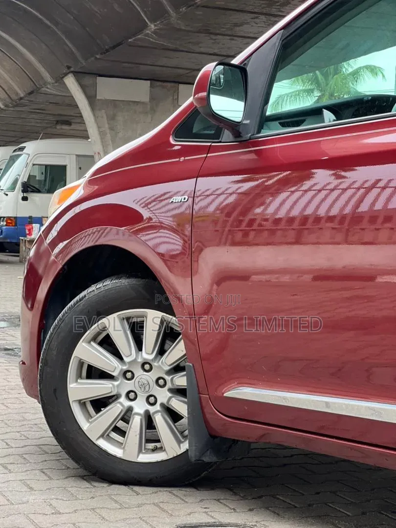 Toyota Sienna LE 8 Passenger (3.5L 6cyl 8A) 2017 Red