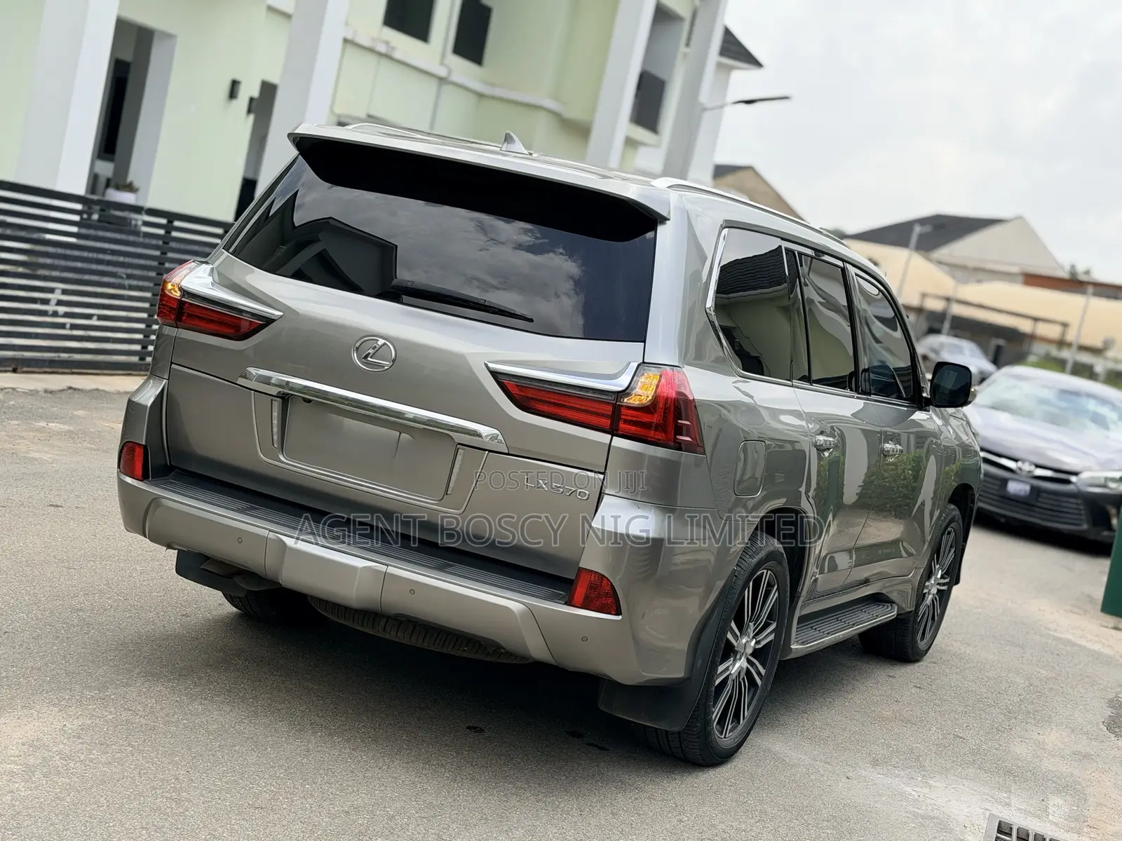 Lexus LX 570 AWD 2018 Gold