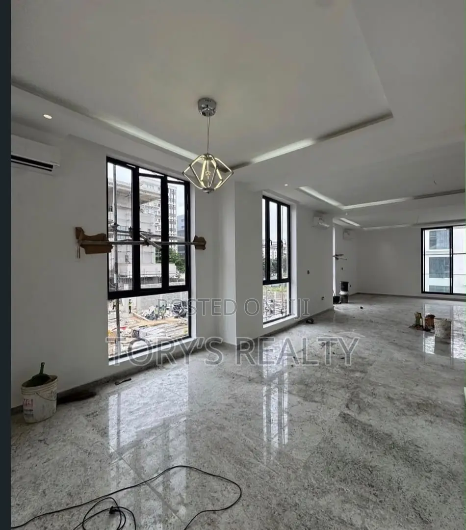 5bdrm Duplex in Banana Island for sale