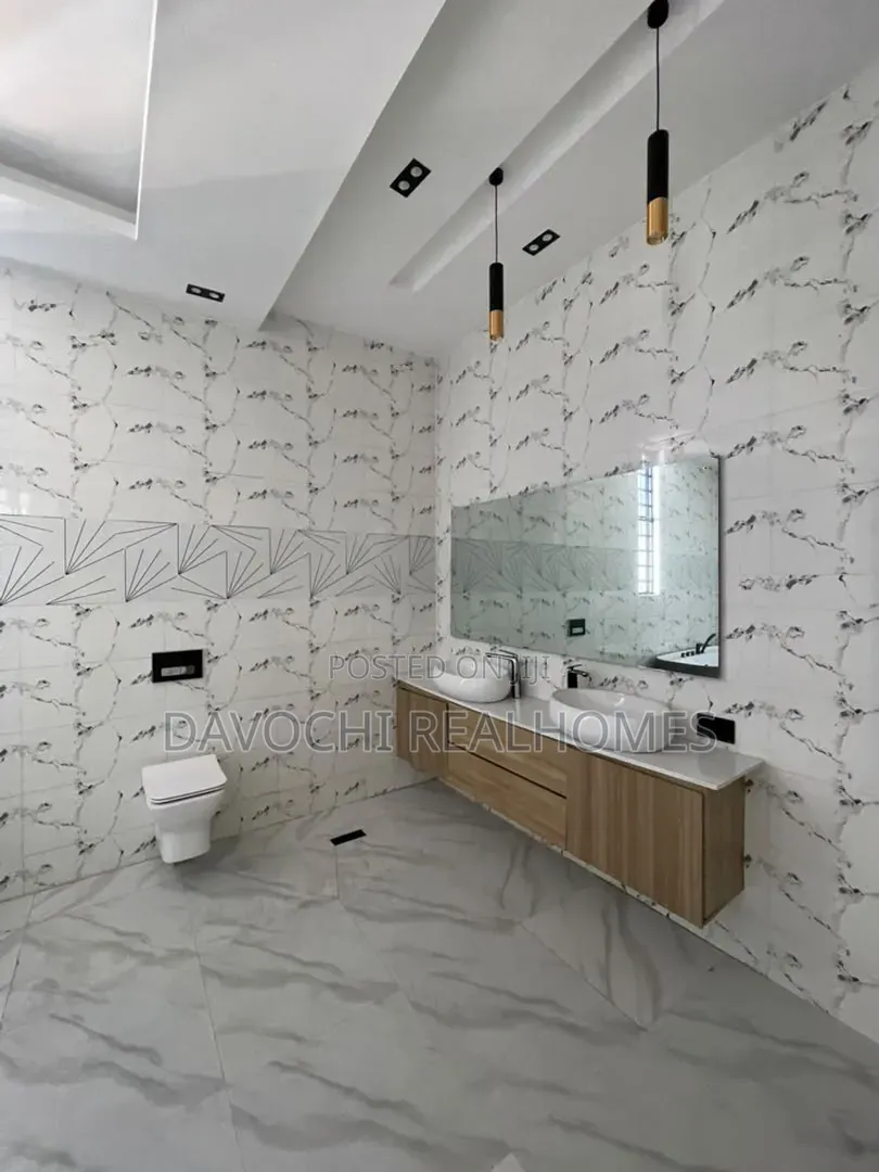 5bdrm Duplex in Osapa london for sale