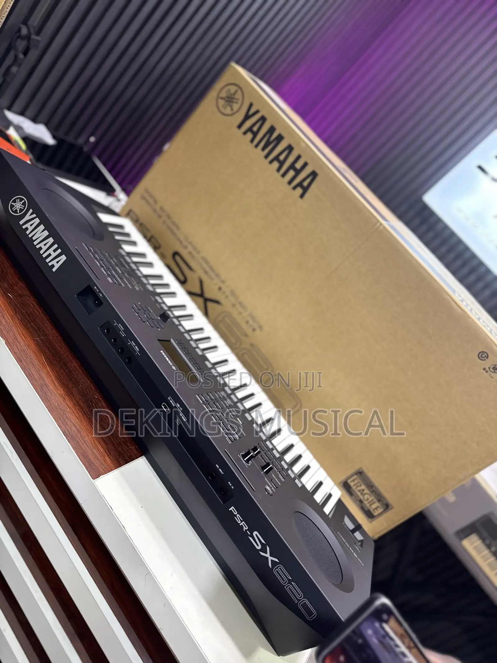 Original Yamaha PSR-SX620 61-Key Arranger Workstation Keyboard.