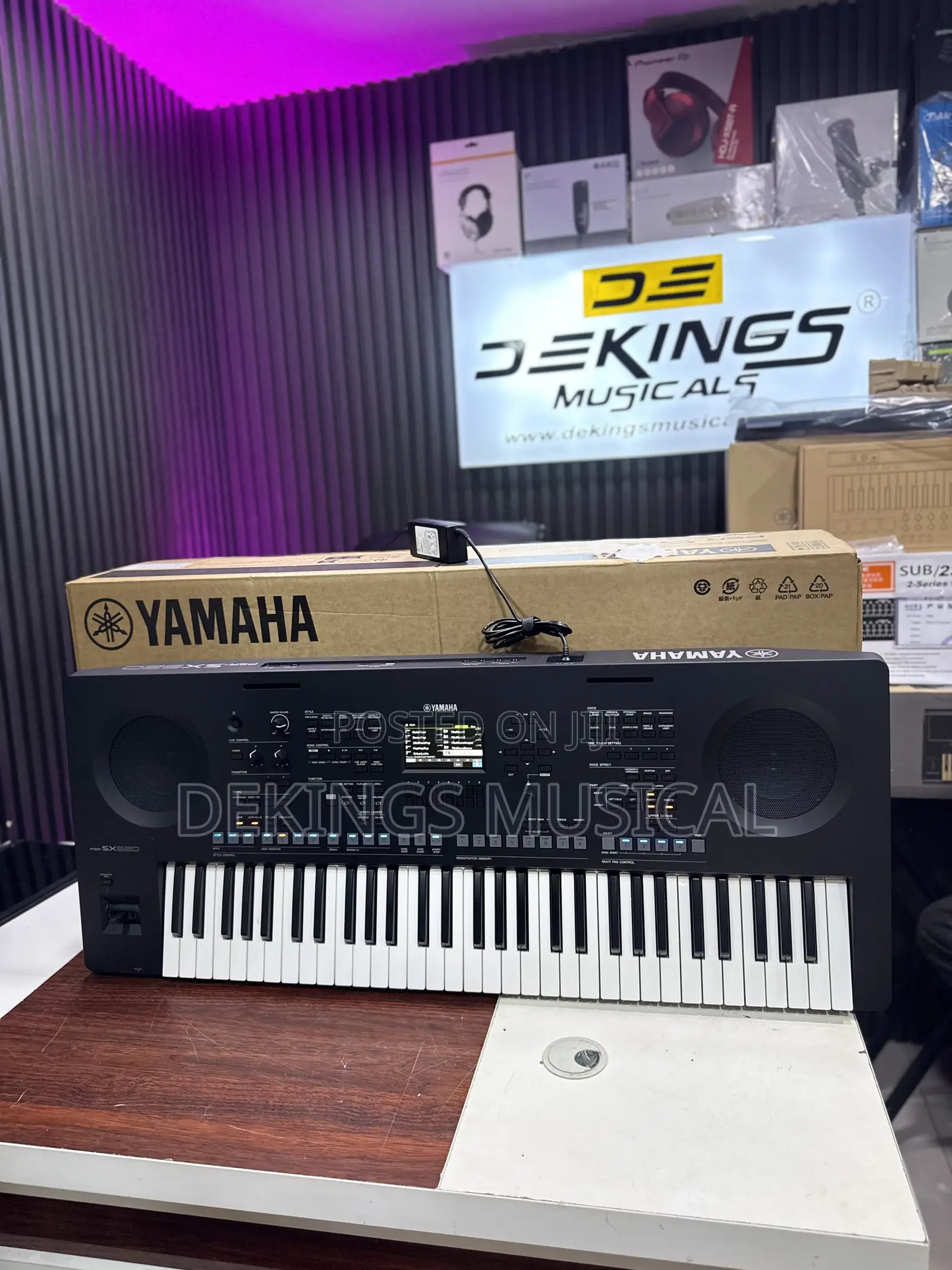 Original Yamaha PSR-SX620 61-Key Arranger Workstation Keyboard.