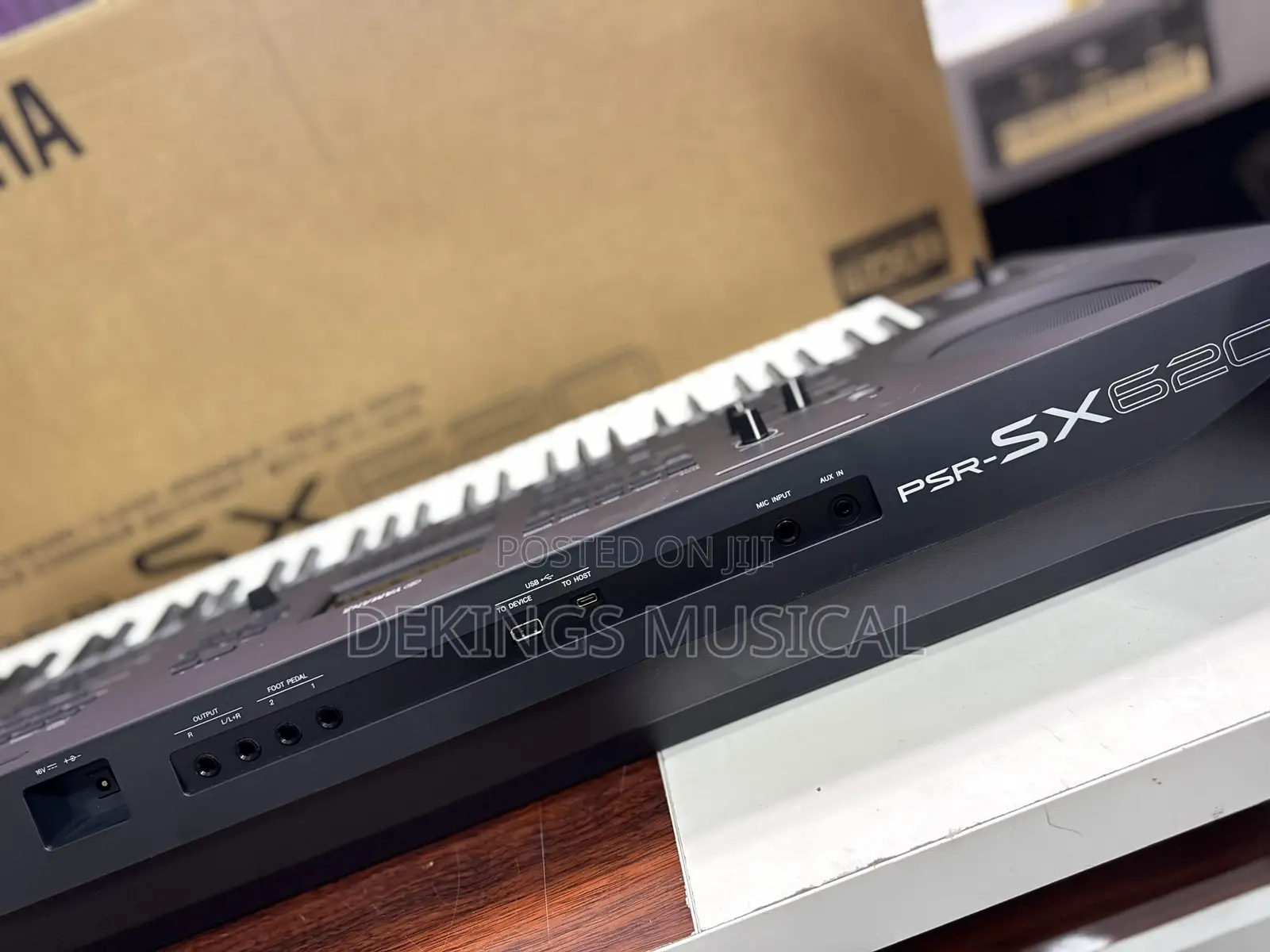 Original Yamaha PSR-SX620 61-Key Arranger Workstation Keyboard.
