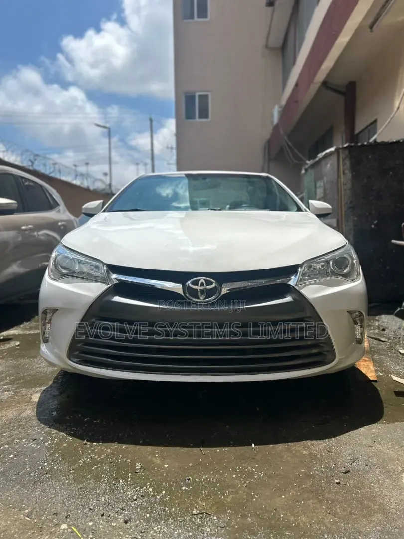 Toyota Camry LE 4dr Sedan (2.5L 4cyl 6A) 2017 White
