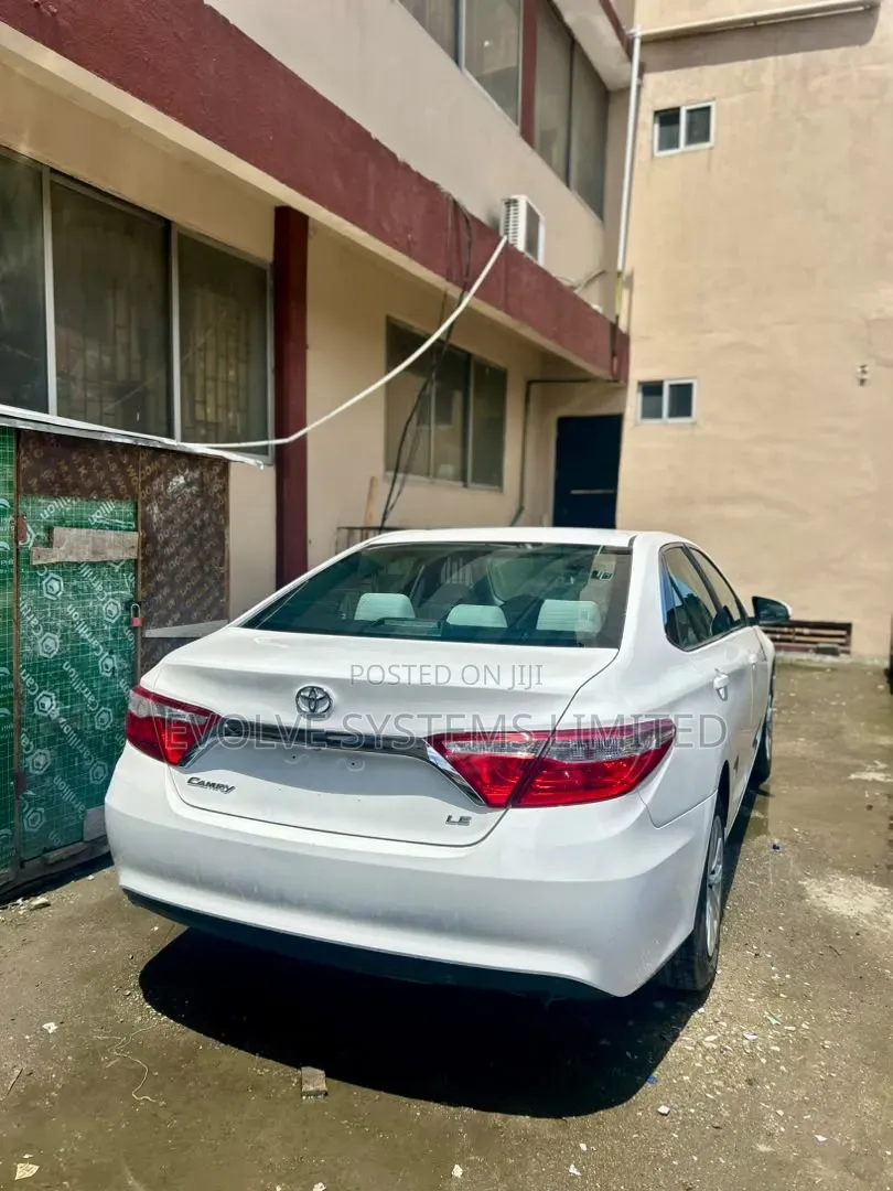 Toyota Camry LE 4dr Sedan (2.5L 4cyl 6A) 2017 White