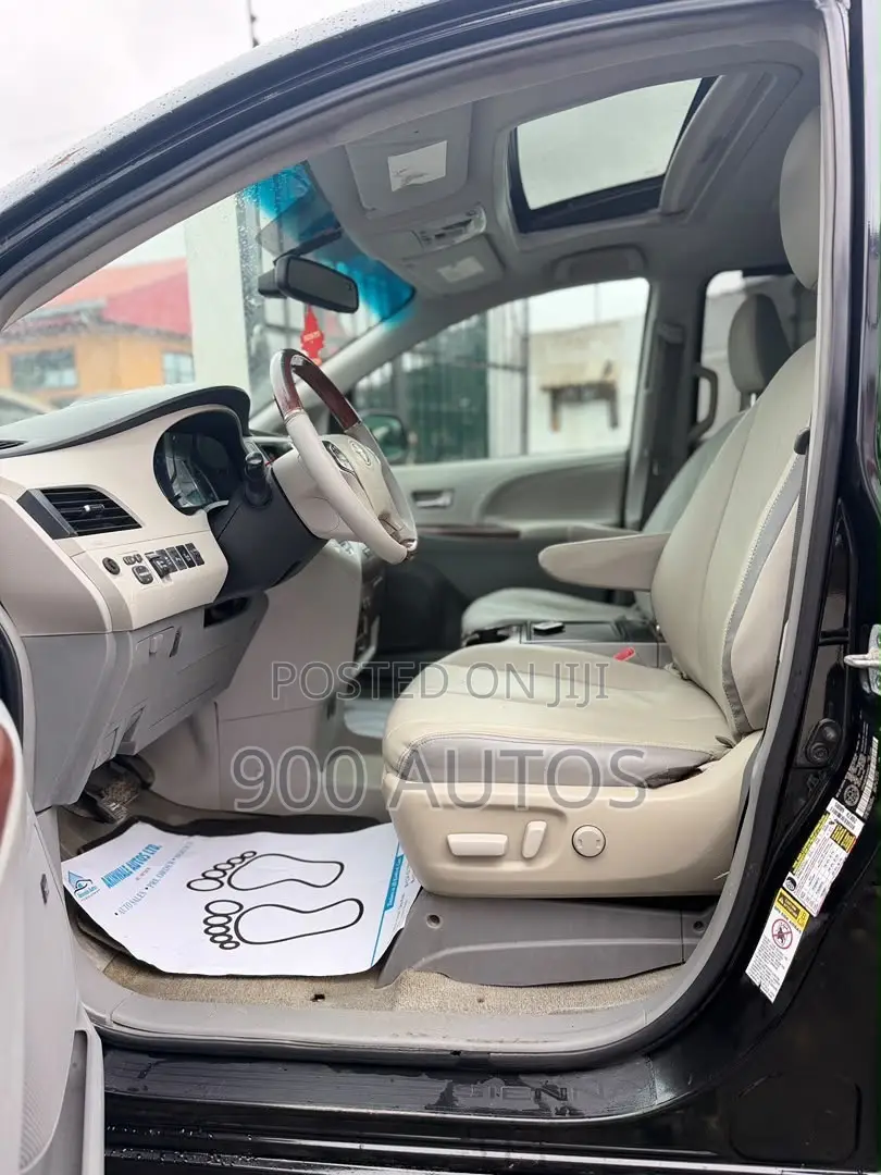 Toyota Sienna 2014 Black