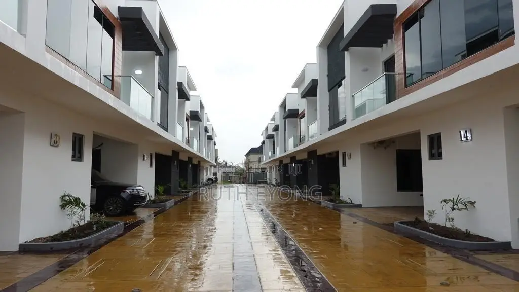 4bdrm Duplex in Ogombo for rent