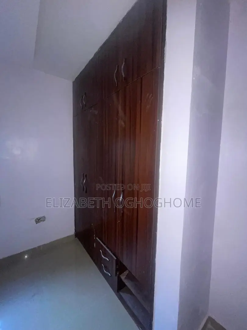 2bdrm Apartment in Lekki Phase 1 for rent
