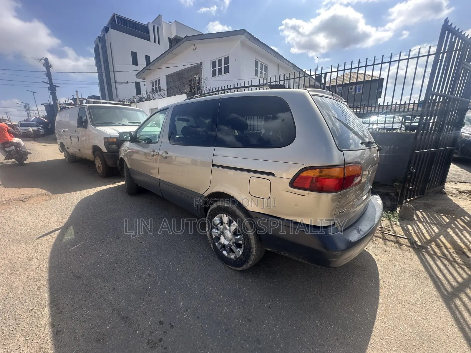 Toyota Sienna LE 4dr 1999 Gold