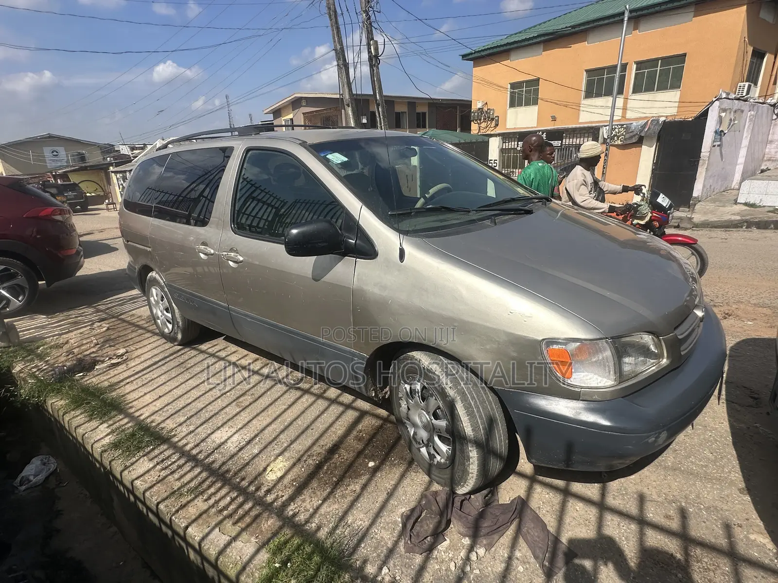 Toyota Sienna LE 4dr 1999 Gold