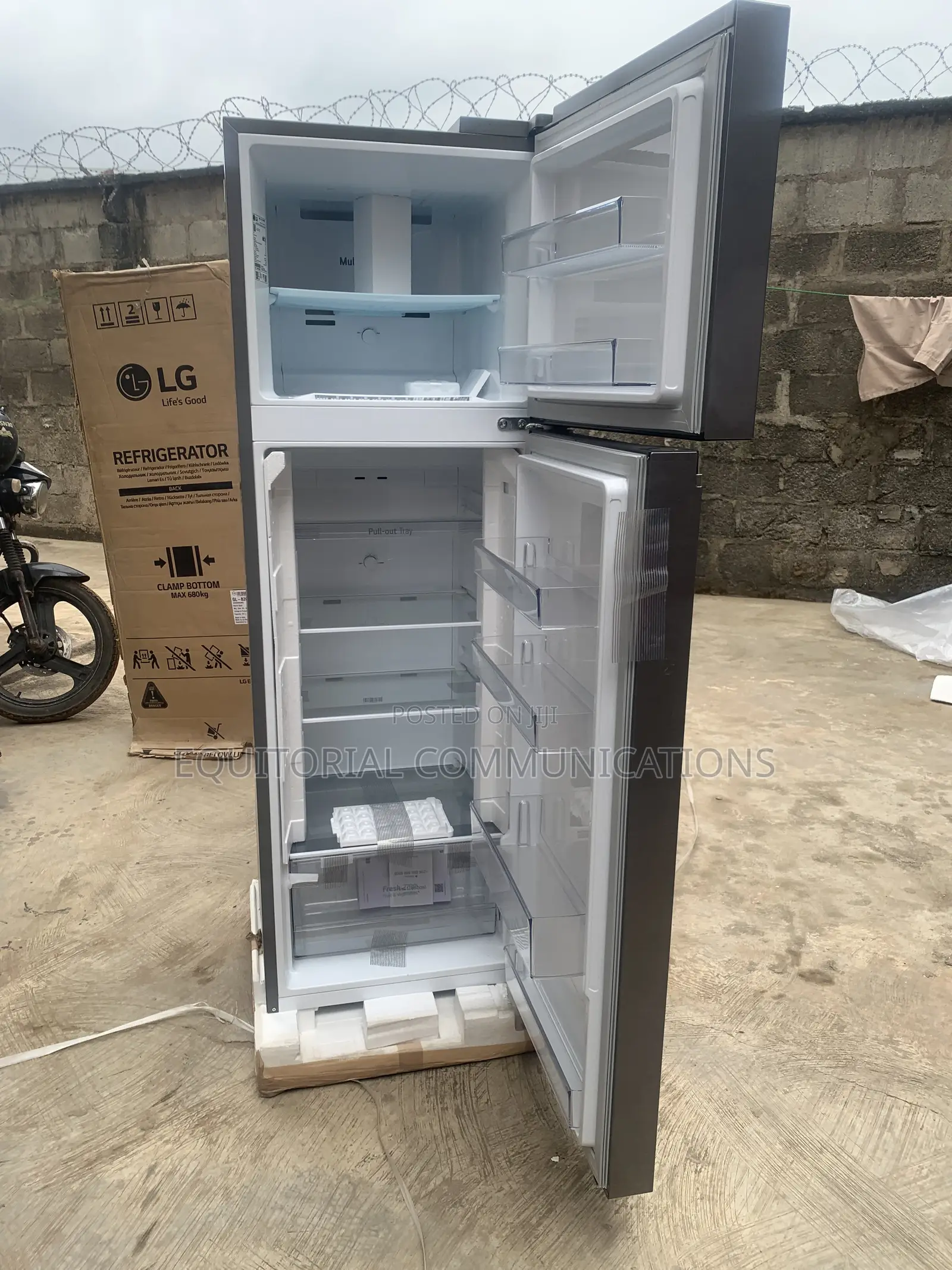 LG 287L Large Interior Storage Refrigerator