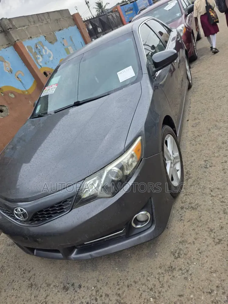 Toyota Camry SE 4dr Sedan (2.5L 4cyl 6A) 2012 Gray