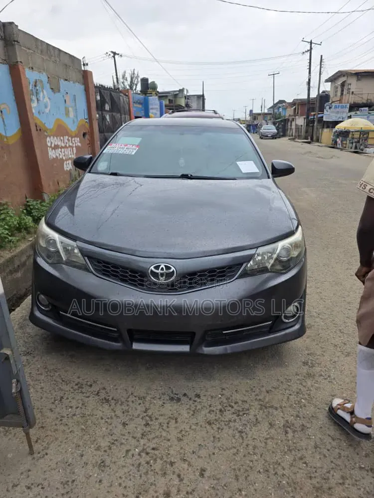 Toyota Camry SE 4dr Sedan (2.5L 4cyl 6A) 2012 Gray