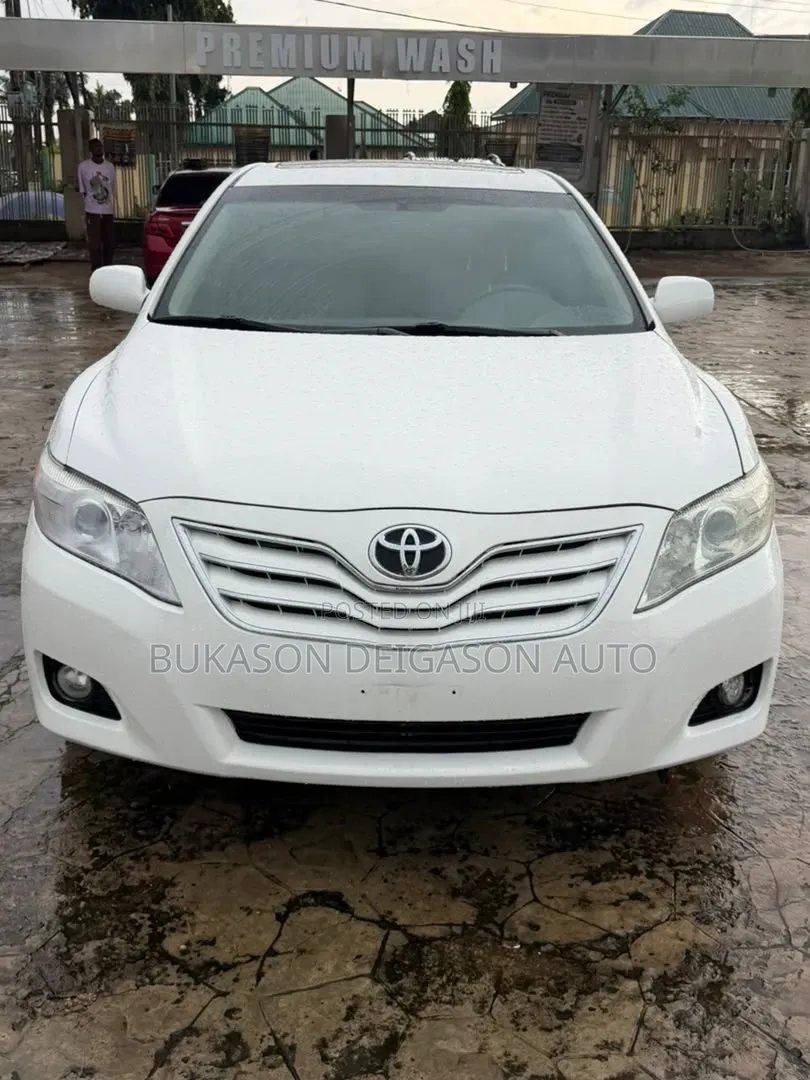 Toyota Camry XLE V6 4dr Sedan (3.5L 6cyl 6AM) 2010 White