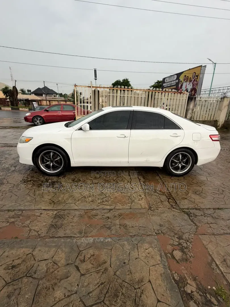 Toyota Camry XLE V6 4dr Sedan (3.5L 6cyl 6AM) 2010 White
