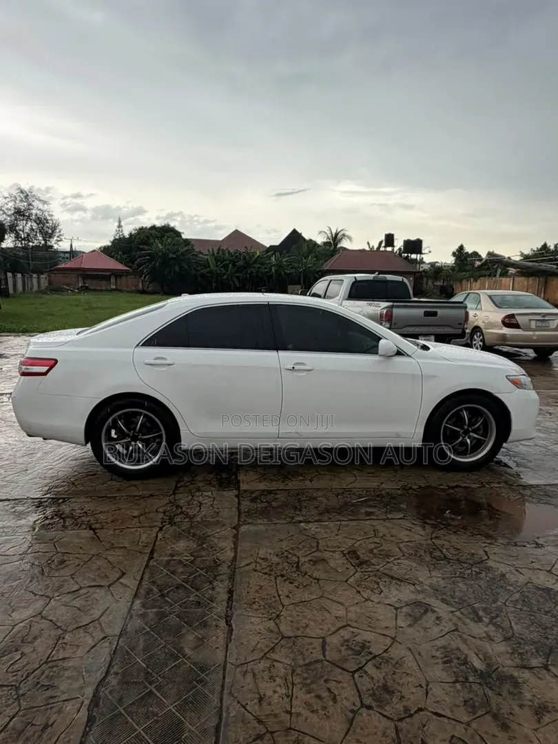 Toyota Camry XLE V6 4dr Sedan (3.5L 6cyl 6AM) 2010 White