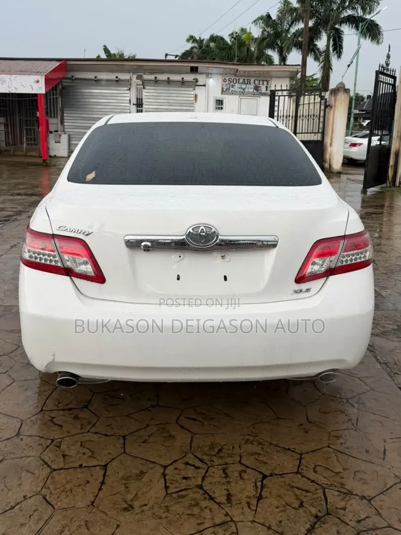 Toyota Camry XLE V6 4dr Sedan (3.5L 6cyl 6AM) 2010 White