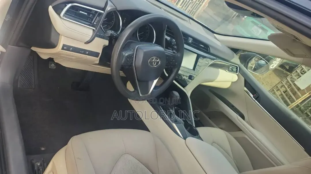 Toyota Camry LE FWD (2.5L 4cyl 8AM) 2018 Gray
