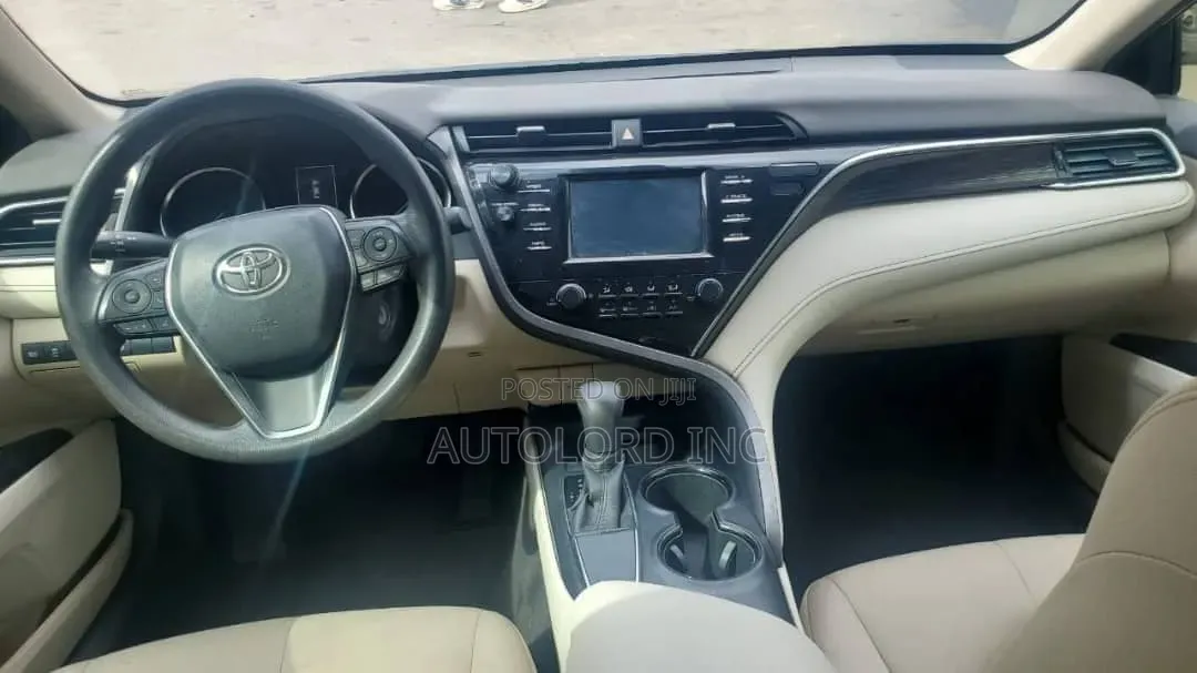 Toyota Camry LE FWD (2.5L 4cyl 8AM) 2018 Gray