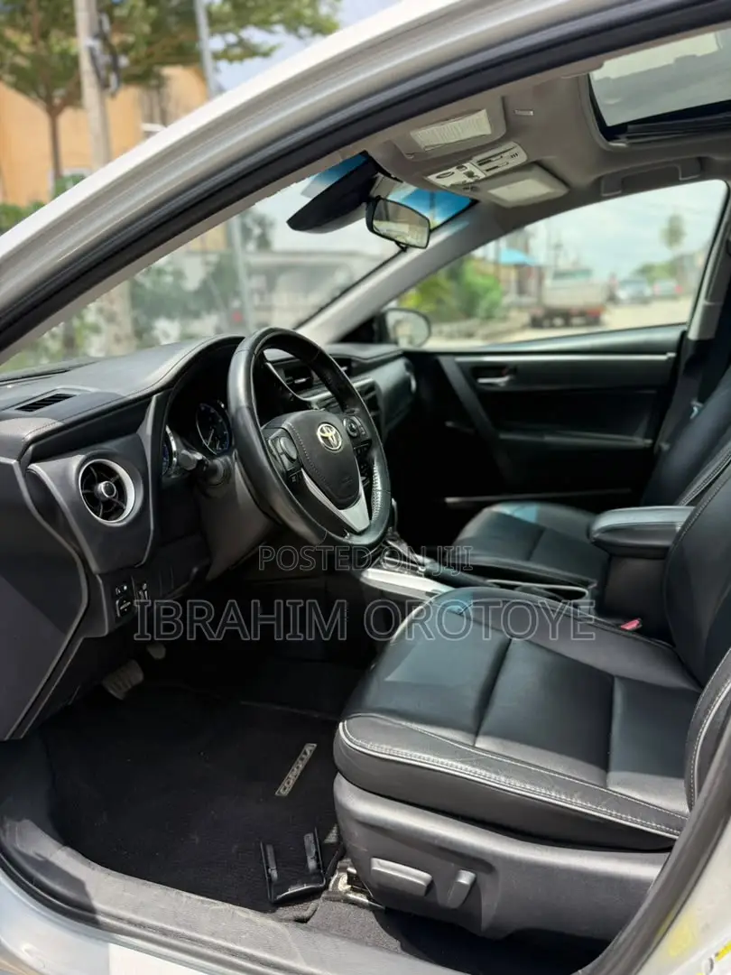 Toyota Corolla XLE (1.8L 4cyl 2A) 2019 Silver