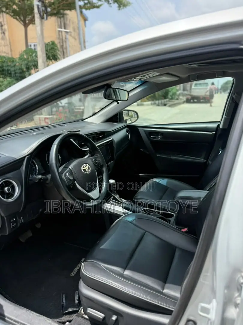 Toyota Corolla XLE (1.8L 4cyl 2A) 2019 Silver