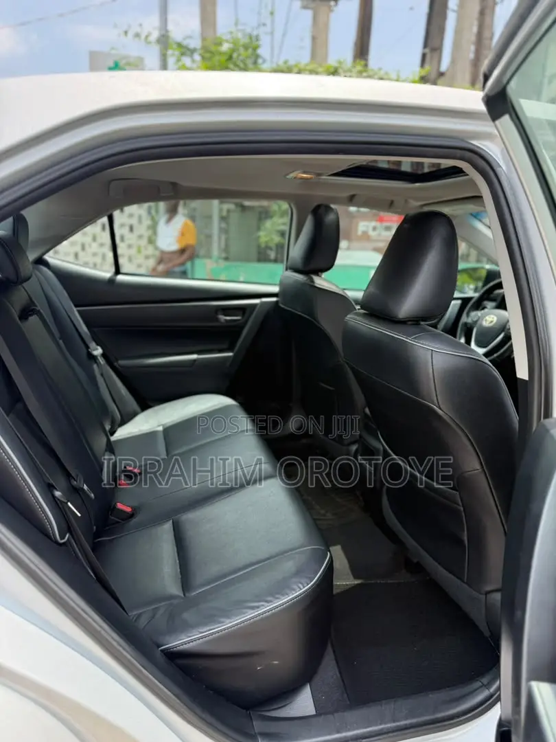 Toyota Corolla XLE (1.8L 4cyl 2A) 2019 Silver