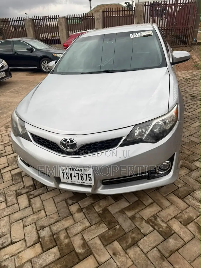 Toyota Camry SE 4dr Sedan (2.5L 4cyl 6A) 2014 Silver
